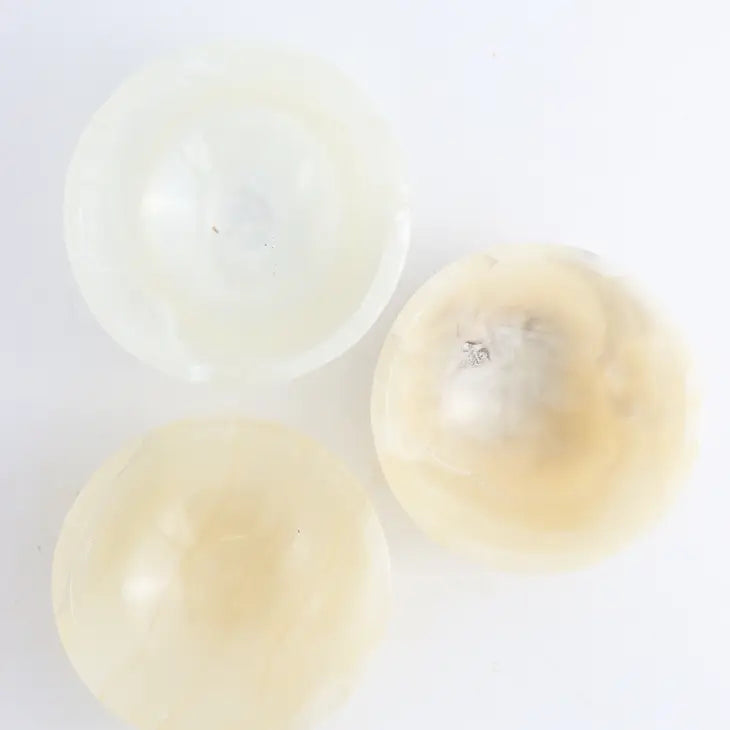 White Onyx krystaller – overblik, ro & spirituel indsigt | Studio Buus