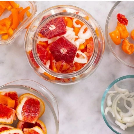 Forskellige skåle med skåret frugt og grøntsager til hot sauce fermentering