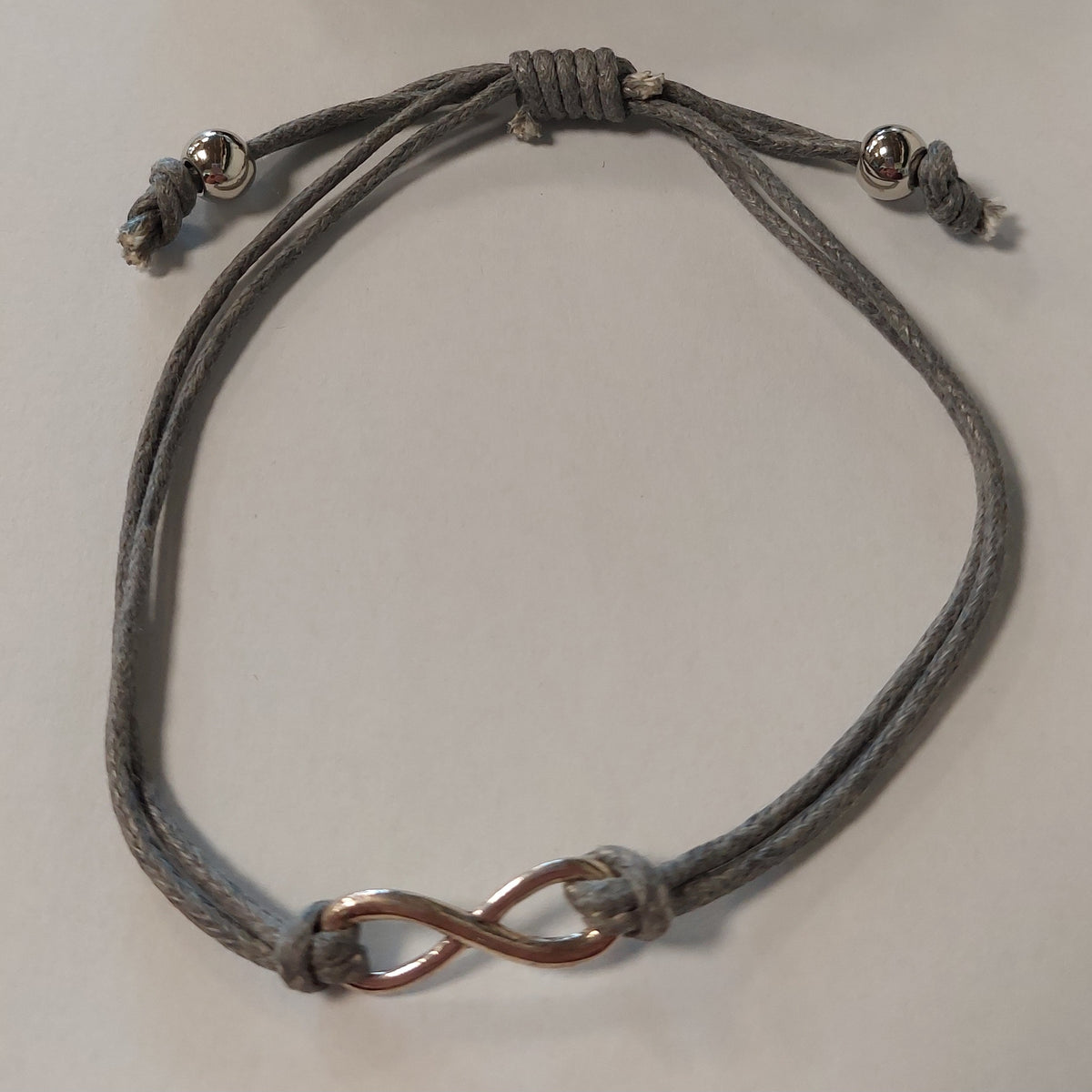Multifarvede armbånd med sølvdetaljer på håndled