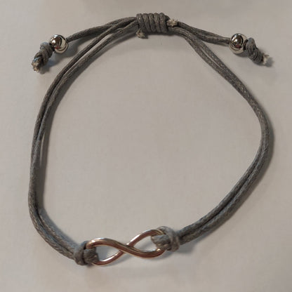Multifarvede armbånd med sølvdetaljer på håndled
