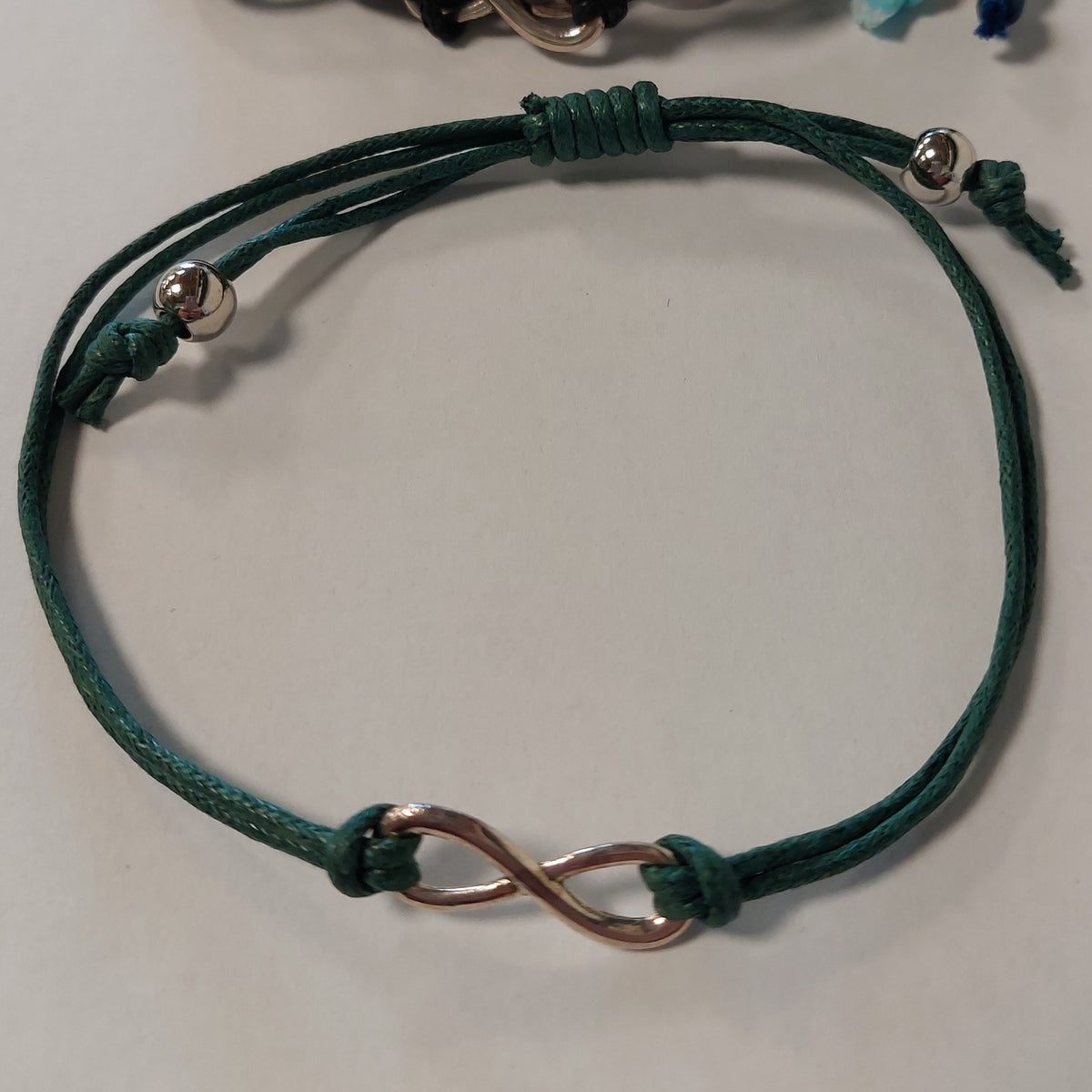 Justerbart armbånd med sølvperler og grøn snor