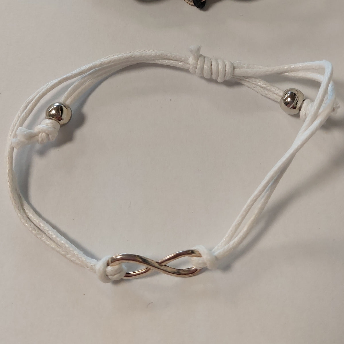 Hvidt justerbart armbånd med sølvkugle, minimalistisk smykke, symbol på kærlighed og balance