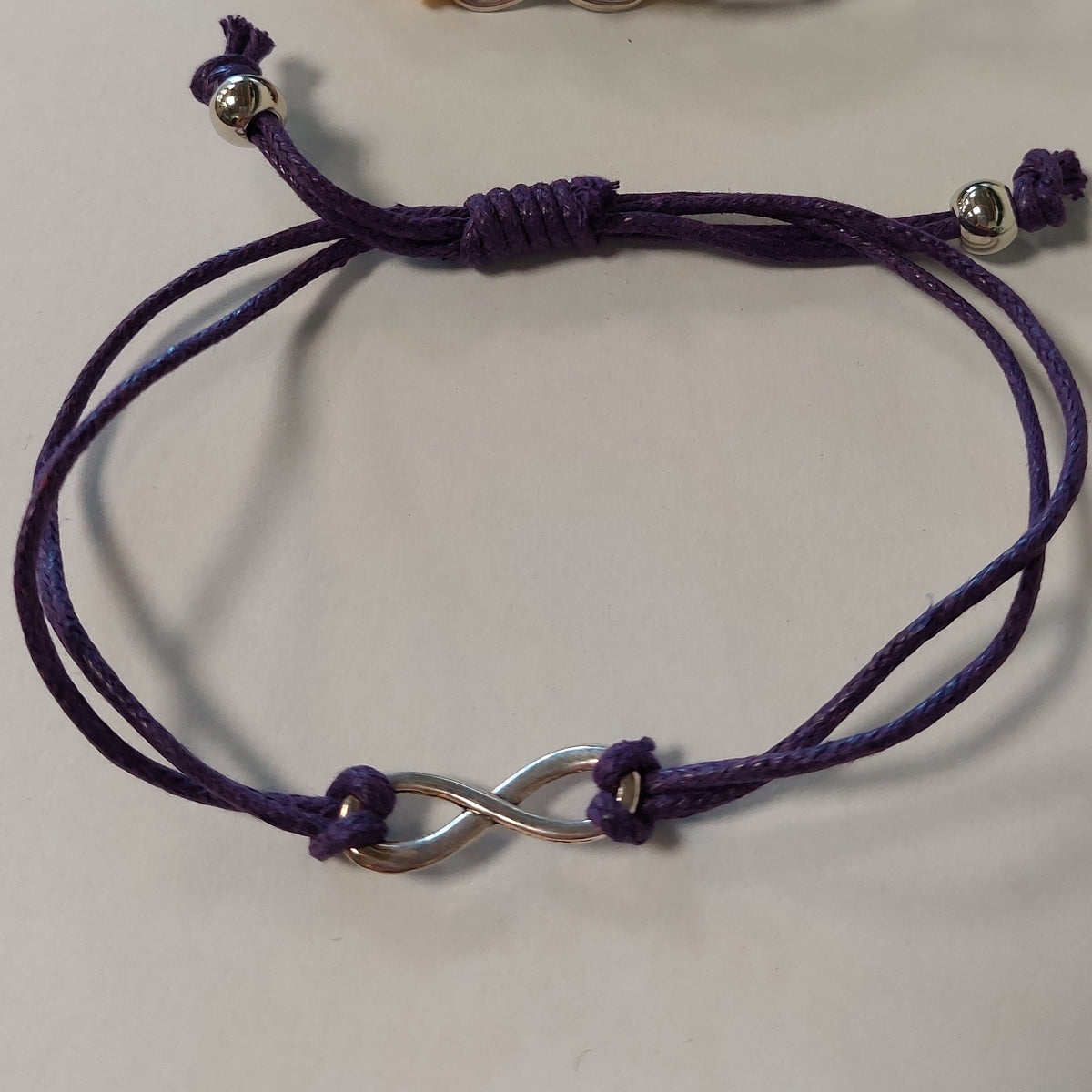 Lilla justerbart armbånd med sølvkugle, trendy smykke, symbol på uendelige muligheder