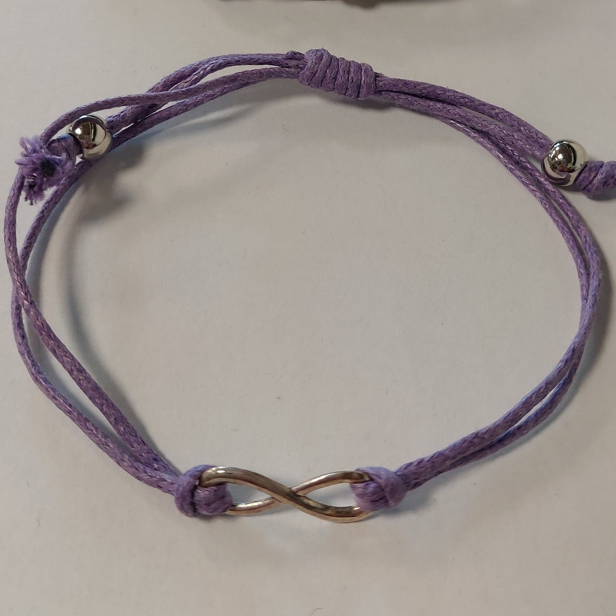 Lilla justerbart armbånd med sølvdetaljer
