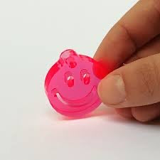 Rød smiley nøglering i recycled akryl til nøgler og tasker