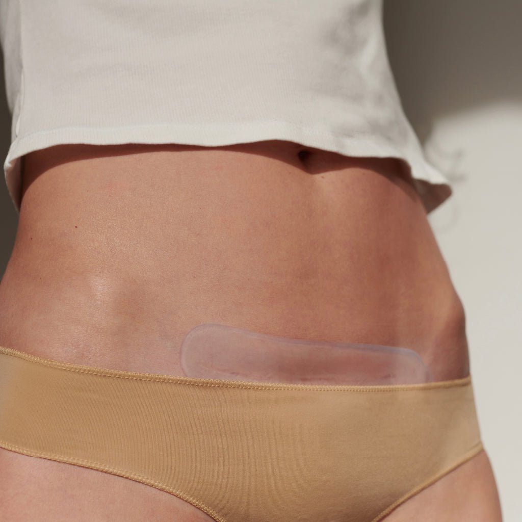 Person påføring af arplaster med aloe vera på benet