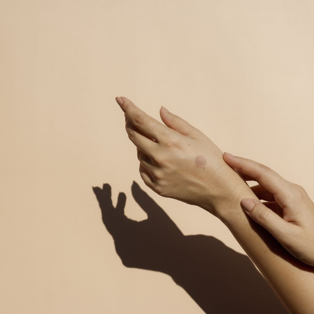 Person fjerner UV indikator plaster fra huden, solbeskyttelse