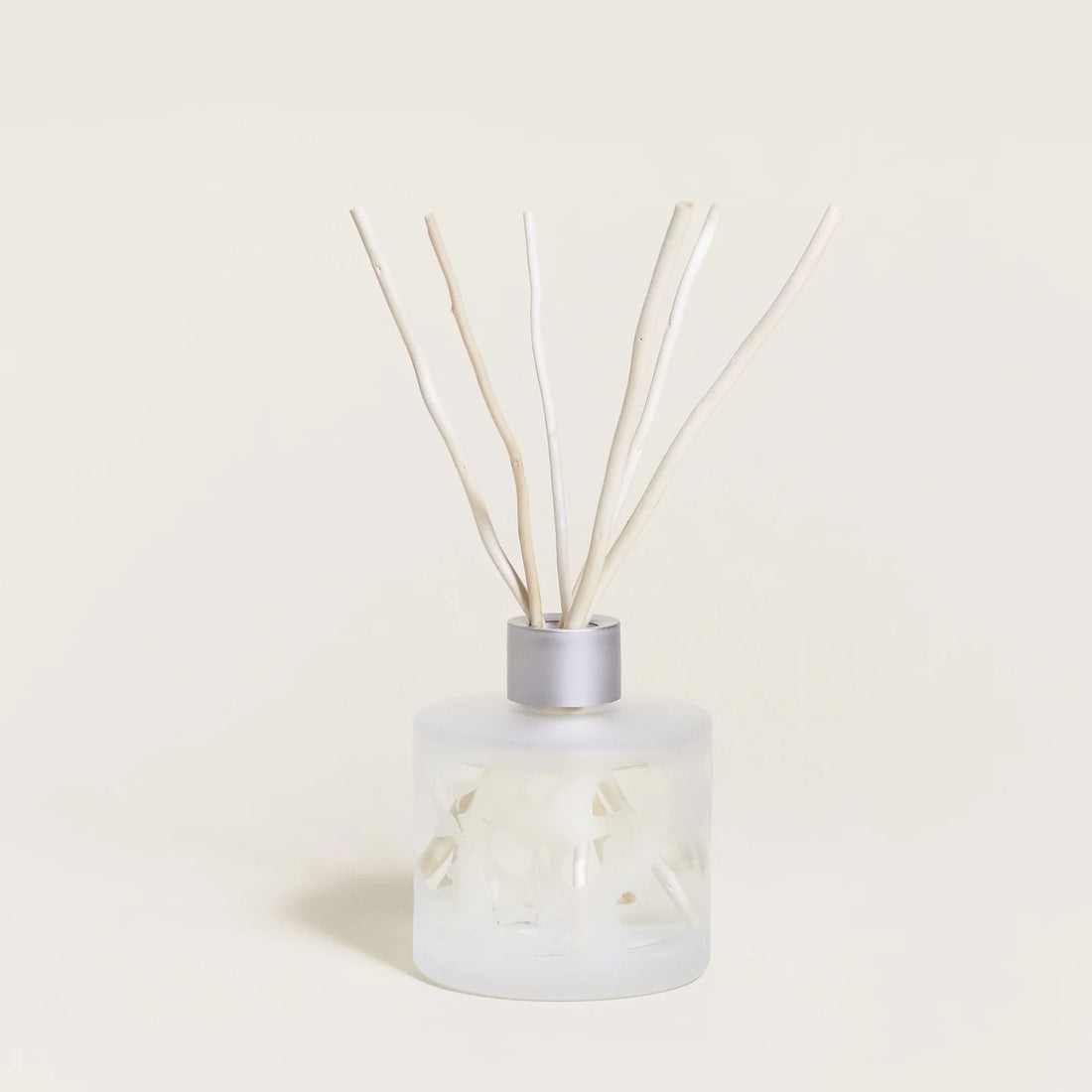 Nærbillede af duftpinde i Frosted glas flakon med hjemmeduft aroma Energy