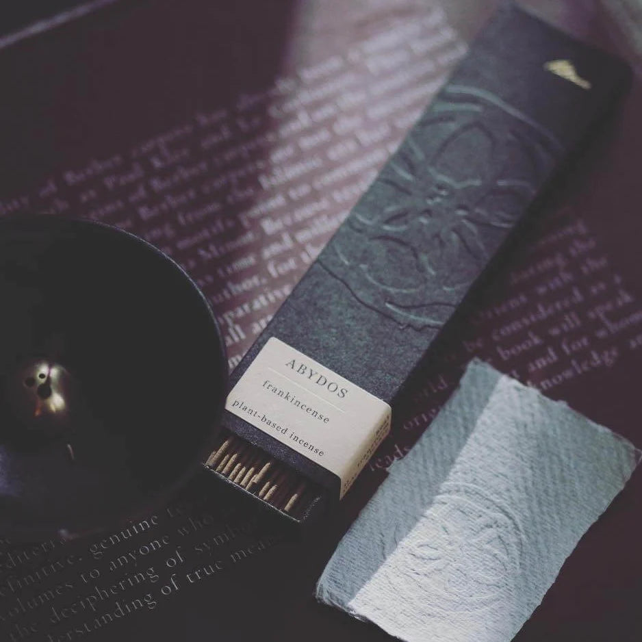 Løft dine omgivelser med den hellige og fortryllende duft af frankincense fra Abydos røgelse. Skab en atmosfære af ro, spiritualitet og velvære i dit hjem med dette unikke produkt fra UME Incense.