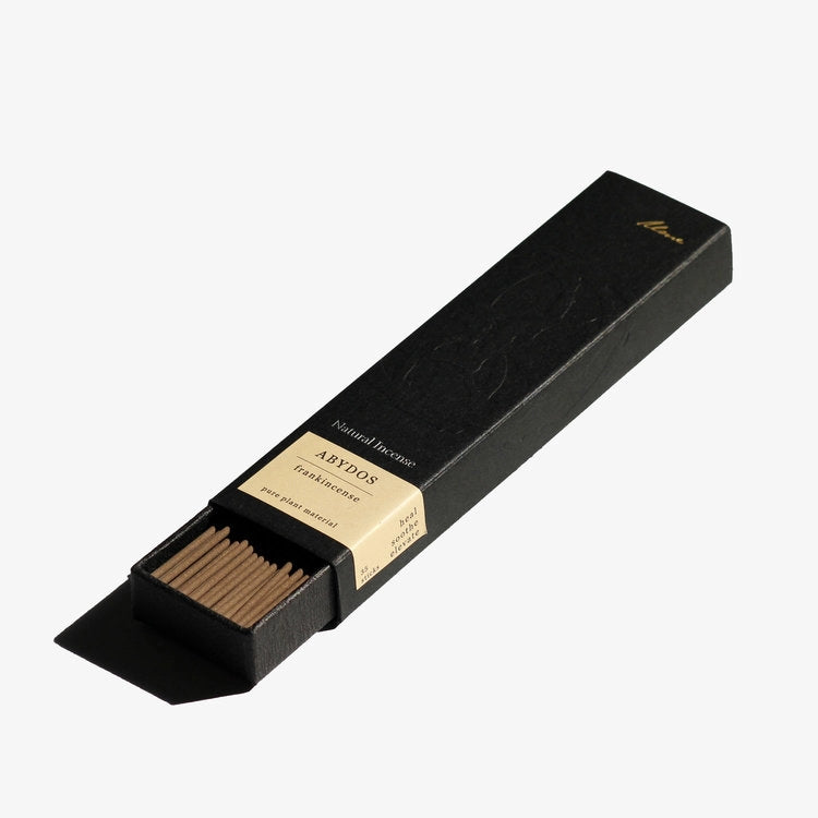 Løft dine omgivelser med den hellige og fortryllende duft af frankincense fra Abydos røgelse. Skab en atmosfære af ro, spiritualitet og velvære i dit hjem med dette unikke produkt fra UME Incense.