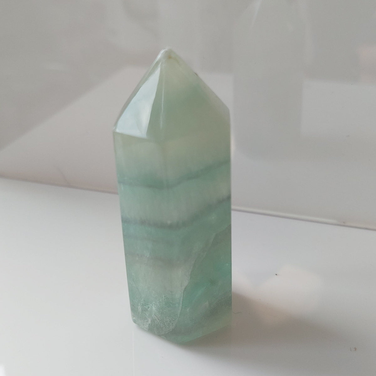 Aventurin krystaltårn og pyramide med positiv energi