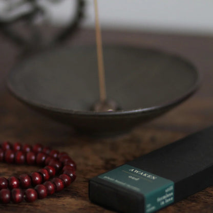 Skab en luksuriøs og beroligende atmosfære med Awaken røgelse fra UME Incense. Perfekt til dig, der ønsker at løfte din daglige praksis og bringe harmoni til dit hjem.