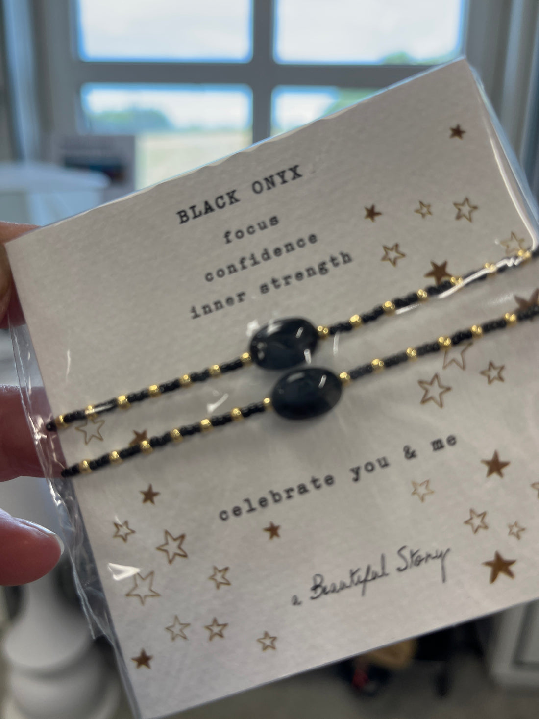 Sort onyx og guldperler armbånd