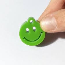 Grøn smiley nøglering i recycled akryl fra Mo Man Tai