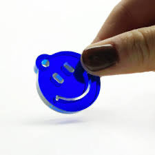 Farverig smiley nøglering i recycled akryl fra Mo Man Tai