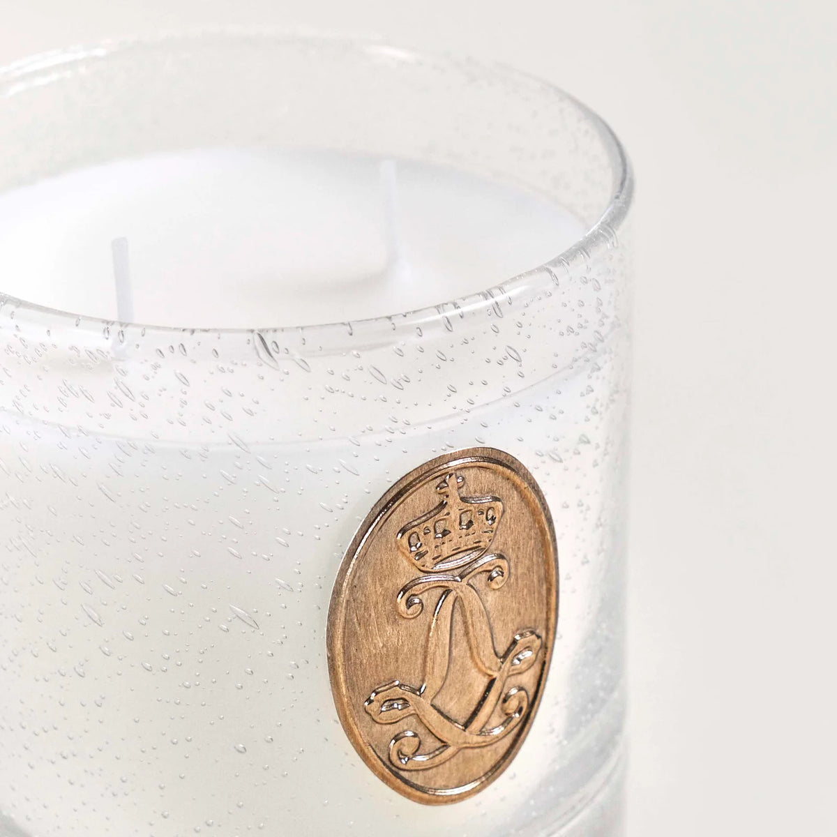 Hvid duftlys i glas med dråber, elegant hjemmedekoration