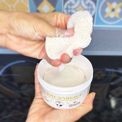 Rengøring med skurecreme og skuresvamp