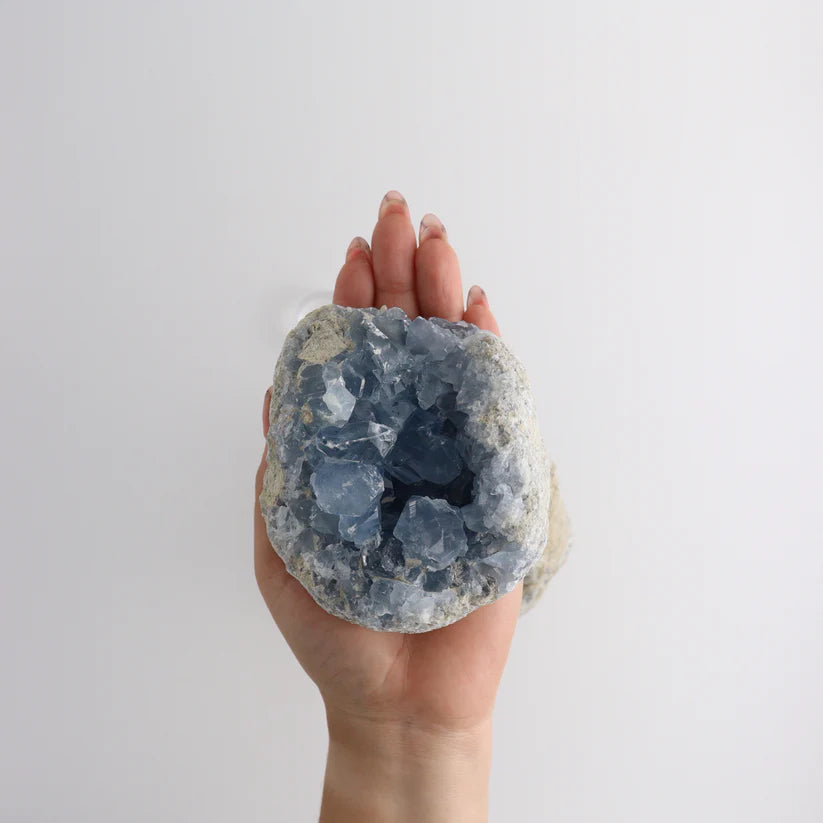 Smuk celestit geode &amp; klynge med fredfyldt, himmelblå energi. En sjælden krystal til indre ro, håb og spirituel fordybelse. Størrelse 3–10 cm.