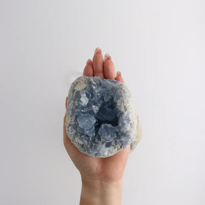 Smuk celestit geode &amp; klynge med fredfyldt, himmelblå energi. En sjælden krystal til indre ro, håb og spirituel fordybelse. Størrelse 3–10 cm.
