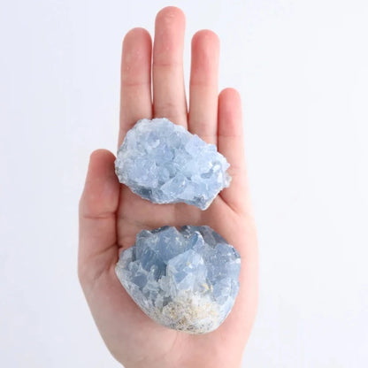 Smuk celestit geode &amp; klynge med fredfyldt, himmelblå energi. En sjælden krystal til indre ro, håb og spirituel fordybelse. Størrelse 3–10 cm.