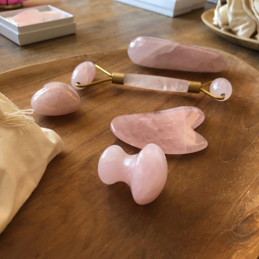 Rosafarvet Gua Sha og ansigtsrulle i rosa krystal til hudpleje