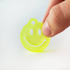 Smiley nøglering i recycled akryl med positivt design til accessories