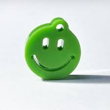 Grøn smiley nøglering i recycled akryl med glad udtryk