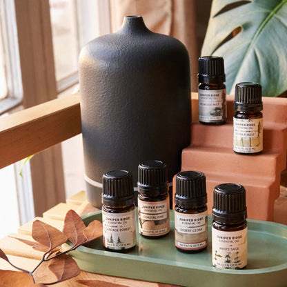 Nærbillede af æterisk olieflaske med Desert Cedar duft, naturlig aromaterapi til hjemmet