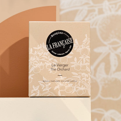 Duftlys The Orchard med frugtduft, beige emballage, botanisk design, hjem og have