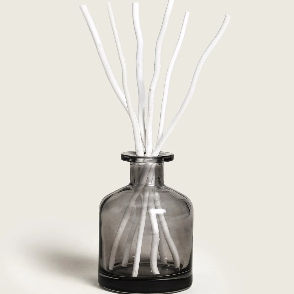 Hjemmeduft diffuser med Aroma Happy og hvide duftpinde