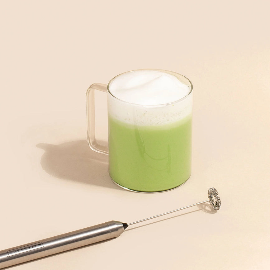 Matcha pisker med mælkeskummer til wellnessdrikke