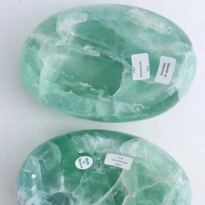To store regnbue fluorit krystalskåle med unikke mønstre, til meditation og spirituel indretning