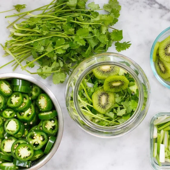 Friske grønne chili, agurk og koriander til fermentering
