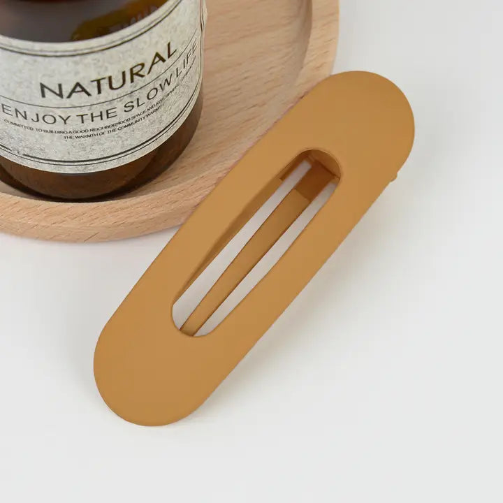 Beige hårklemme i recycled plast til minimalistisk hårpynt