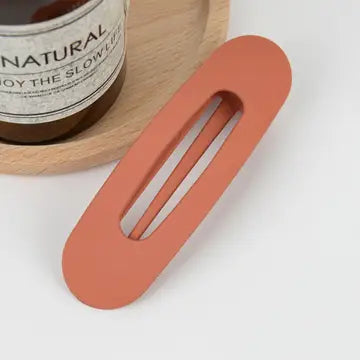 Flad mat hårklemme i recycled plast i orange, minimalistisk hårclip til styling