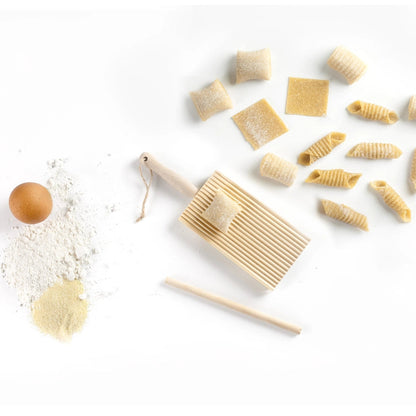 Pasta bræt med pasta og mel til italiensk madlavning