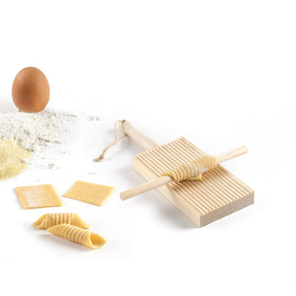 Hjemmelavet pasta med pasta bræt og ingredienser