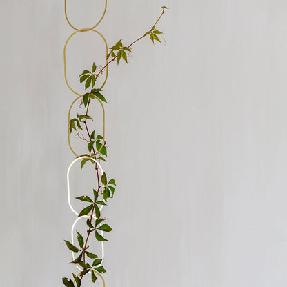 Gylden messing blomsteropbinding til klatreplanter
