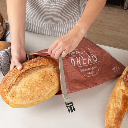 Person bruger genanvendelig brødpose til brød
