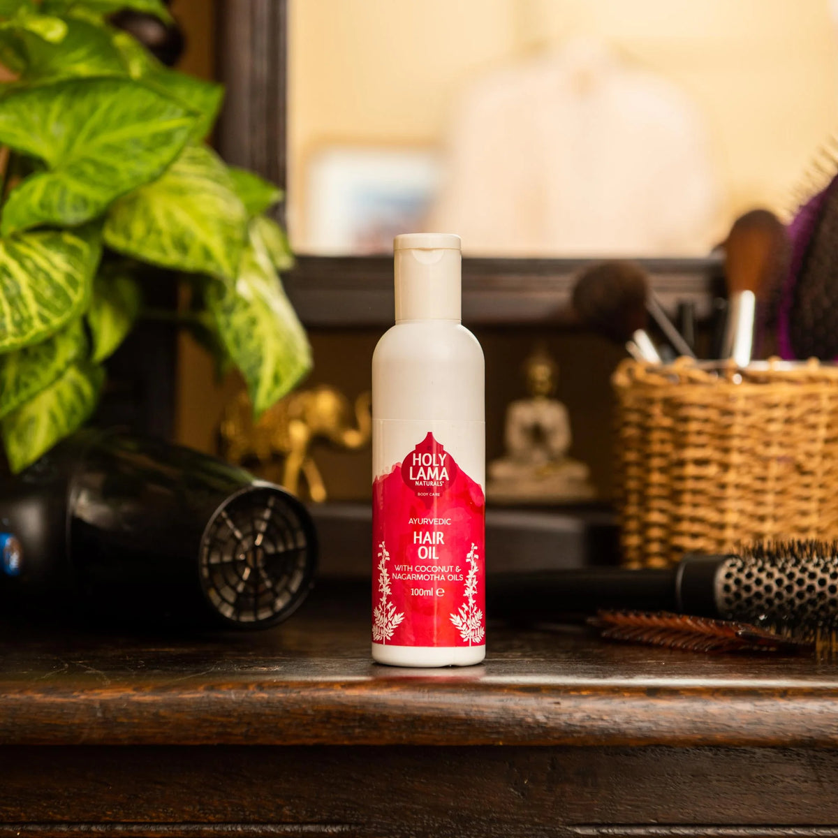 Person, der påfører hårolie med cedertræ, cypres &amp; vetiver, 100ml