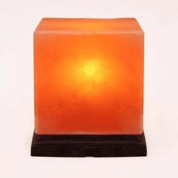 Cube Himalaya Saltlampen kombinerer rå natur og moderne design i en smuk, varm og beroligende lyskilde til dit hjem.