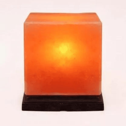 Cube Himalaya Saltlampen kombinerer rå natur og moderne design i en smuk, varm og beroligende lyskilde til dit hjem.