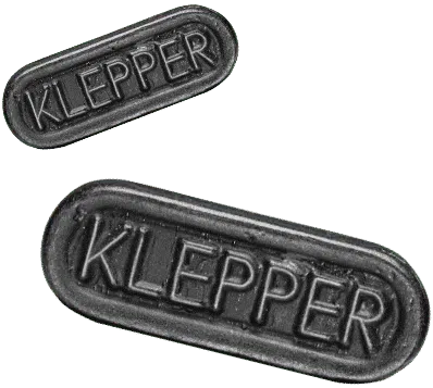 Sort lakrids med Klepper logo i close-up