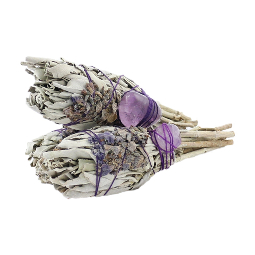 Lavendel og salvie smudge bundt med ametyst sten til energirensning og meditation