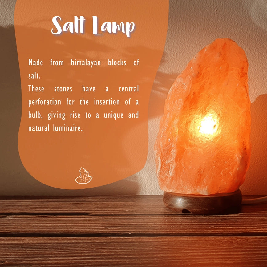 En smuk, håndskåret pink Himalaya saltlampe, der spreder en varm, rolig og naturlig glød i dit hjem.