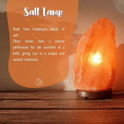 En smuk, håndskåret pink Himalaya saltlampe, der spreder en varm, rolig og naturlig glød i dit hjem.