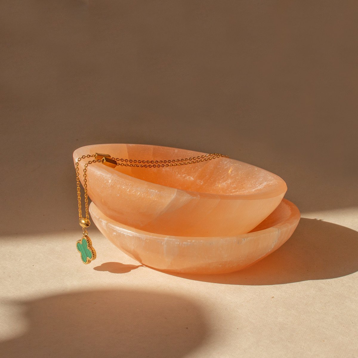 Pink selenit krystalskål med guldbelagt armbånd