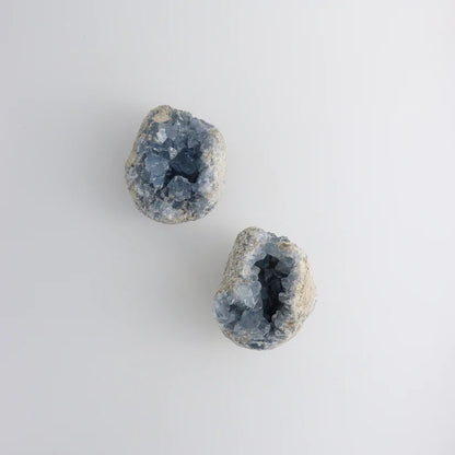 Smuk celestit geode &amp; klynge med fredfyldt, himmelblå energi. En sjælden krystal til indre ro, håb og spirituel fordybelse. Størrelse 3–10 cm.