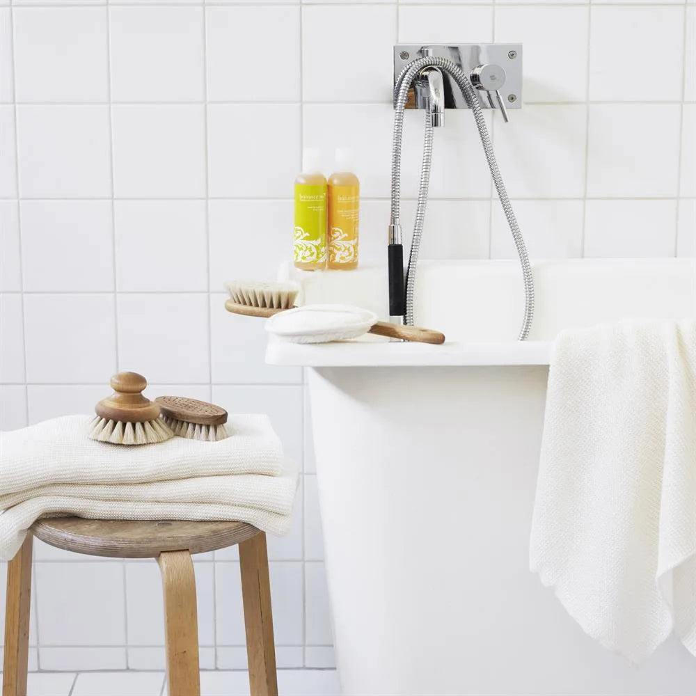 Håndlavet badeværelsesbørste med træhåndtag og naturlige børster