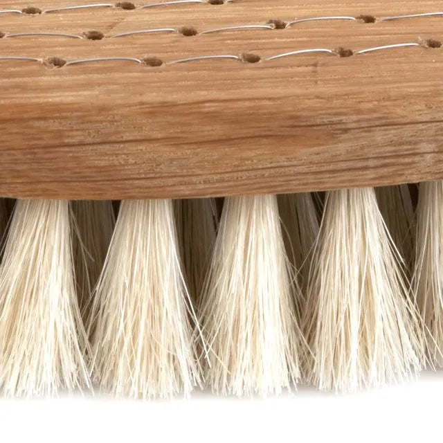 Bade- og tørbørste i træ med naturlige børstehår til eksfoliering